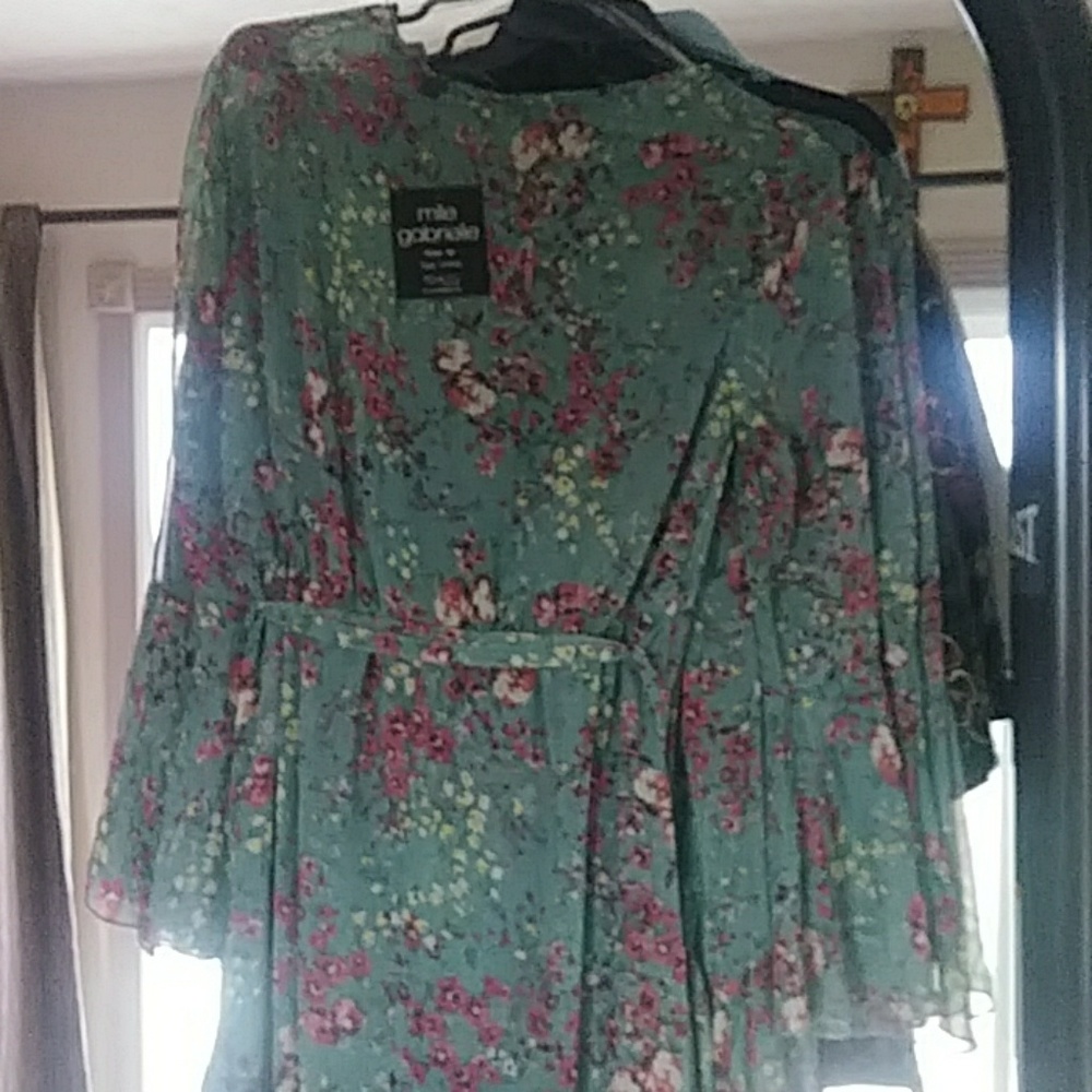 Dresses and Handbags also other boutique clothing.